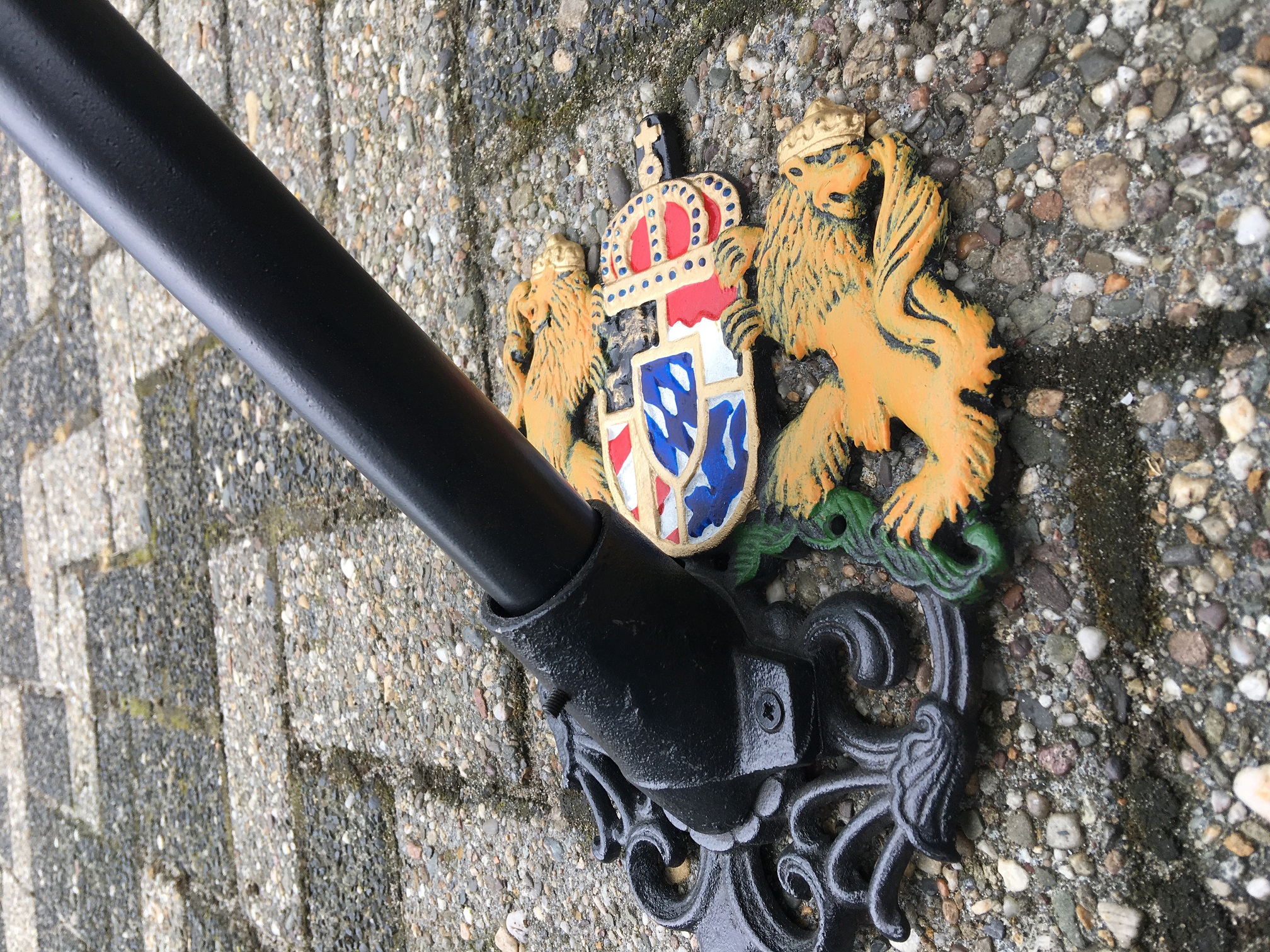 Vlaggenmasthouder, zwart met koninklijk logo, voor de muur, gietijzer, met poedercoating